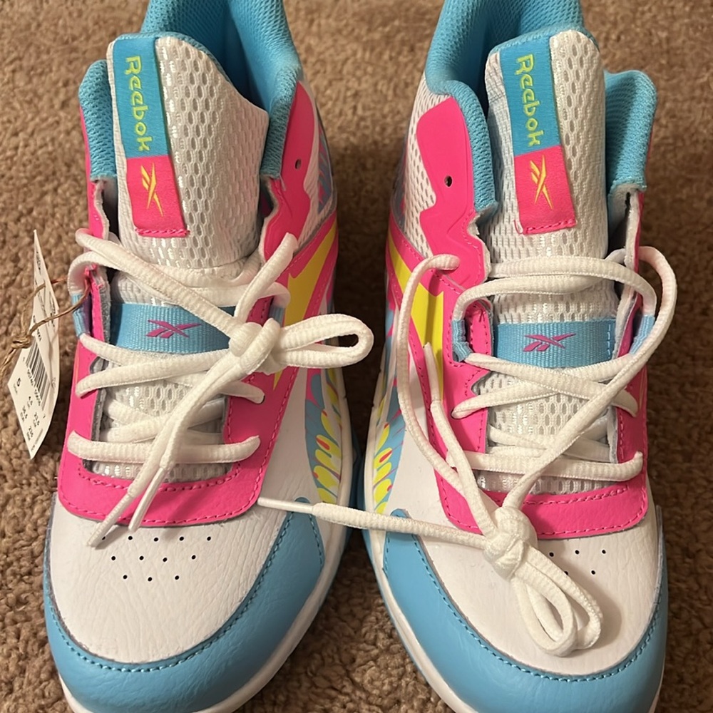 NWT Reebok shoes size 5US - Picture 2 of 4